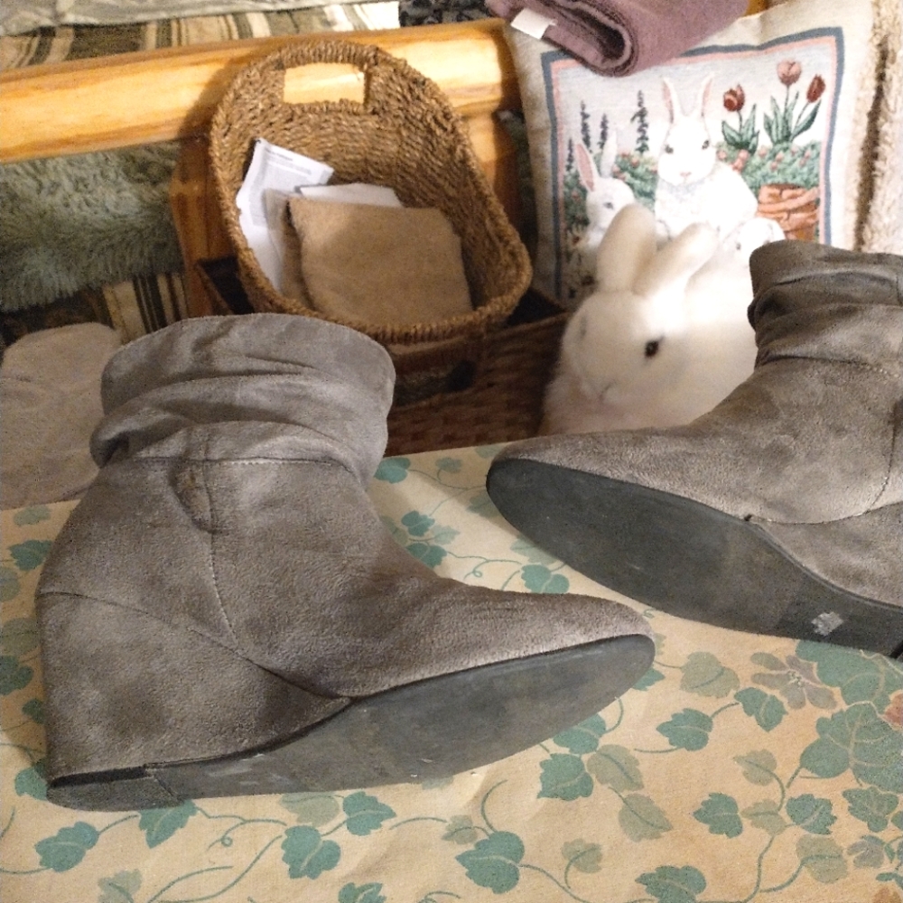 Women's suede boots